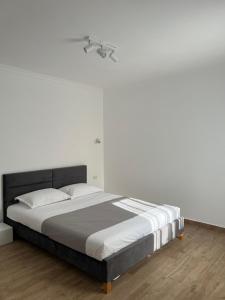康斯坦察Nord 22的卧室配有一张带白色墙壁的大床