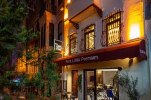 伊斯坦布尔Pera Luna Premium Hotel的一座有标志的建筑,上面有读秘鲁餐馆的标志