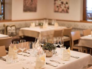 涅德劳Hotel & Alpin Lodge Der Wastlhof的用餐室配有带酒杯的桌子