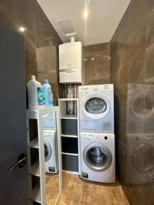 赖盖特Lovely apartment near Gatwick airport的一间带洗衣机和洗衣机的浴室