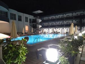 帕莫卡莱ANYA RESORT HOTEL的夜间酒店的大型游泳池