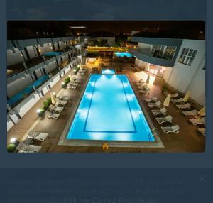 帕莫卡莱ANYA RESORT HOTEL的享有大楼游泳池的顶部景致
