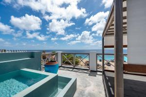 克拉伦代克Bloozz resort Bonaire的阳台享有海景。