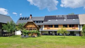 博希尼Pr `Agotnik Apartments & Rooms Bohinj的屋顶上设有太阳能电池板的房子