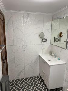美洲海滩El Camison Apartment的白色的浴室设有水槽和淋浴。