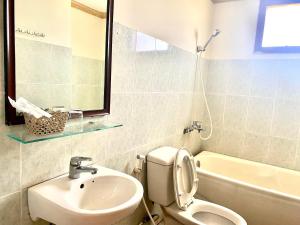 邦美蜀Khách sạn Ban Mê Xanh (Ban Me Xanh Hotel)的浴室配有卫生间、盥洗盆和浴缸。