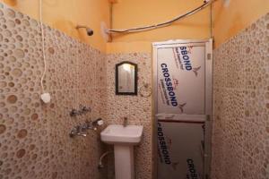 RāmgarhHOTEL J B PALACE的一间带水槽、卫生间和淋浴的浴室