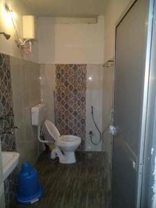 RāmgarhHOTEL J B PALACE的浴室配有卫生间、淋浴和盥洗盆。