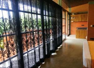乌纳瓦图纳Avera Hills Villas Unawatuna的一间设有图案窗帘的墙壁的房间