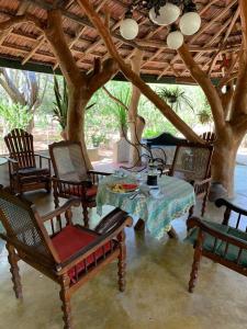 基林德Suduweli Beauties of Nature - Yala的庭院配有桌椅和树木