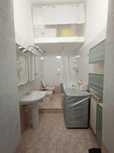 利沃诺Casa vacanze completa di tutto e anche di più的白色的浴室设有水槽和卫生间。