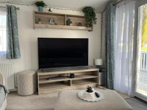 Great BillingBilling Aquadrome Luxury 2022 Static Caravan Sleeps 6的客厅配有台面上的平面电视