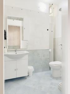 格拉维纳普利亚Gravina suite Apartment的白色的浴室设有水槽和卫生间。