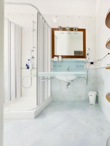 格拉维纳普利亚Gravina suite Apartment的一间带水槽和镜子的浴室
