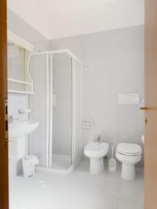 格拉维纳普利亚Gravina suite Apartment的带淋浴、卫生间和盥洗盆的浴室