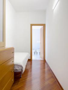 格拉维纳普利亚Gravina suite Apartment的一间卧室配有一张床、梳妆台和镜子