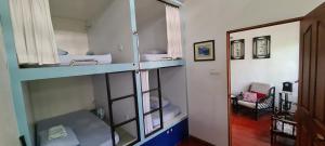 太平旅居住宿和咖啡馆旅舍的带两张双层床的客房和走廊