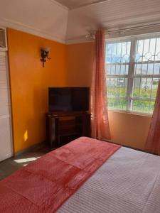 Cottage: 7 minutes from airport!客房内的一张或多张床位