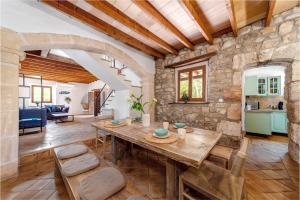锡内乌Borgata Roggio的客厅设有木桌和石墙