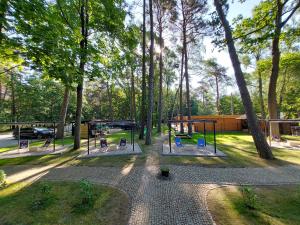 博格泽利卡Toscana Camp的一个带秋千和树木的公园