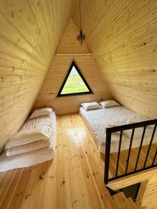 卡兹贝吉Thomas' Hut的木屋内设有一间带两张床的卧室