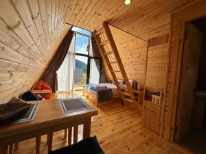 梅斯蒂亚Cozy Cottages的一间设有大窗户的小木屋客房