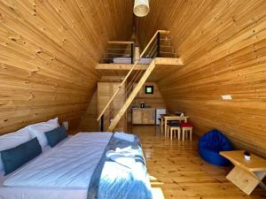 梅斯蒂亚Cozy Cottages的小木屋内一间卧室,配有一张床