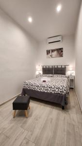 佛罗伦萨Luxury Home Il Giglio的一间卧室配有一张床和长凳