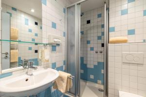 卡塞尔Kassel Ost的一间带水槽和淋浴的浴室