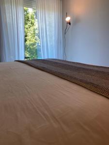 桑亨霍Hotel Farsund的一间卧室配有一张大床,光线充足