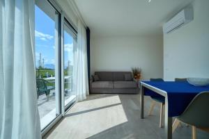 拉齐塞Appartamenti da Mirella的客厅配有蓝色桌子和沙发
