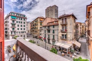 斯培西亚Cinque Terre Dream的阳台享有城市街道的景致。