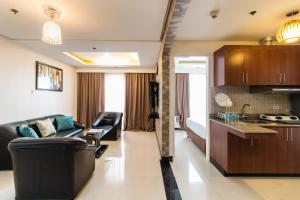 马尼拉Pacific Bay Grand Suites的带沙发的客厅和厨房