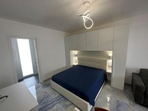 切萨雷奥港Infinity Residence con Parcheggio的一间卧室配有蓝色的床和沙发