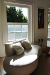 豪特湾Villa Barry的带沙发和大窗户的客厅