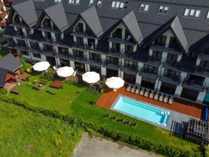扎科帕内Hotel Paryski Art & Business Zakopane - Basen Jacuzzi Sauna Małpi Gaj的享有酒店空中美景,设有游泳池