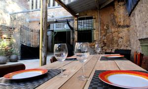 沙托丹La suite des fouleries的一张木桌,上面放有盘子和酒杯