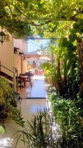 拿撒勒罗萨娜旅馆的花园设有带桌椅的庭院。