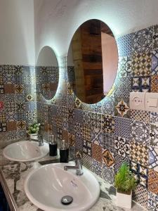 塔哈佐特Rayane Guest House的浴室设有2个水槽和镜子