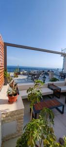 乌尔齐尼Adriatic Apartments的一个带桌椅的海景庭院