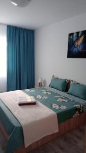 科尔布CAZARE EDI的一间卧室配有一张带绿色棉被的床