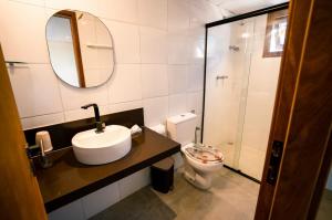 费尔南多 - 迪诺罗尼亚Horizonte Azul Noronha的一间带水槽、卫生间和镜子的浴室