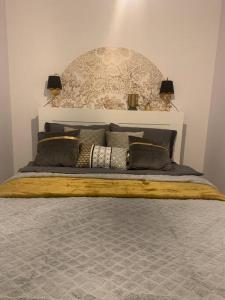 比得哥什Comfort18的一间卧室配有一张带床头板和枕头的床