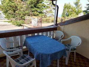 塞尔瑟House Marko的阳台上的桌椅和蓝色的桌布