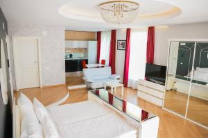 奥拉迪亚APARTHOTEL Panoramis Residence的客厅配有白色沙发和电视
