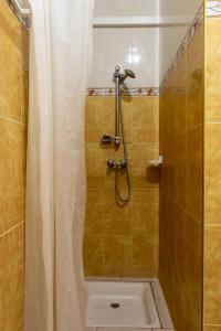 泰夫劳特圣安东尼酒店的浴室内配有白色淋浴帘。