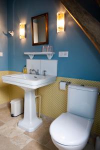 ÉcuellesJan's place in Burgundy的一间带水槽和卫生间的浴室