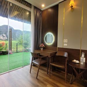 宁平Amazing View Homestay的一间带桌椅和大窗户的用餐室