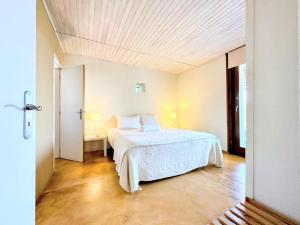 马尔旺金塔玛维欧酒店的卧室配有白色的床