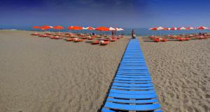 阿德里安诺斯坎波斯帕拉迪奥酒店的蓝沙滩椅和遮阳伞